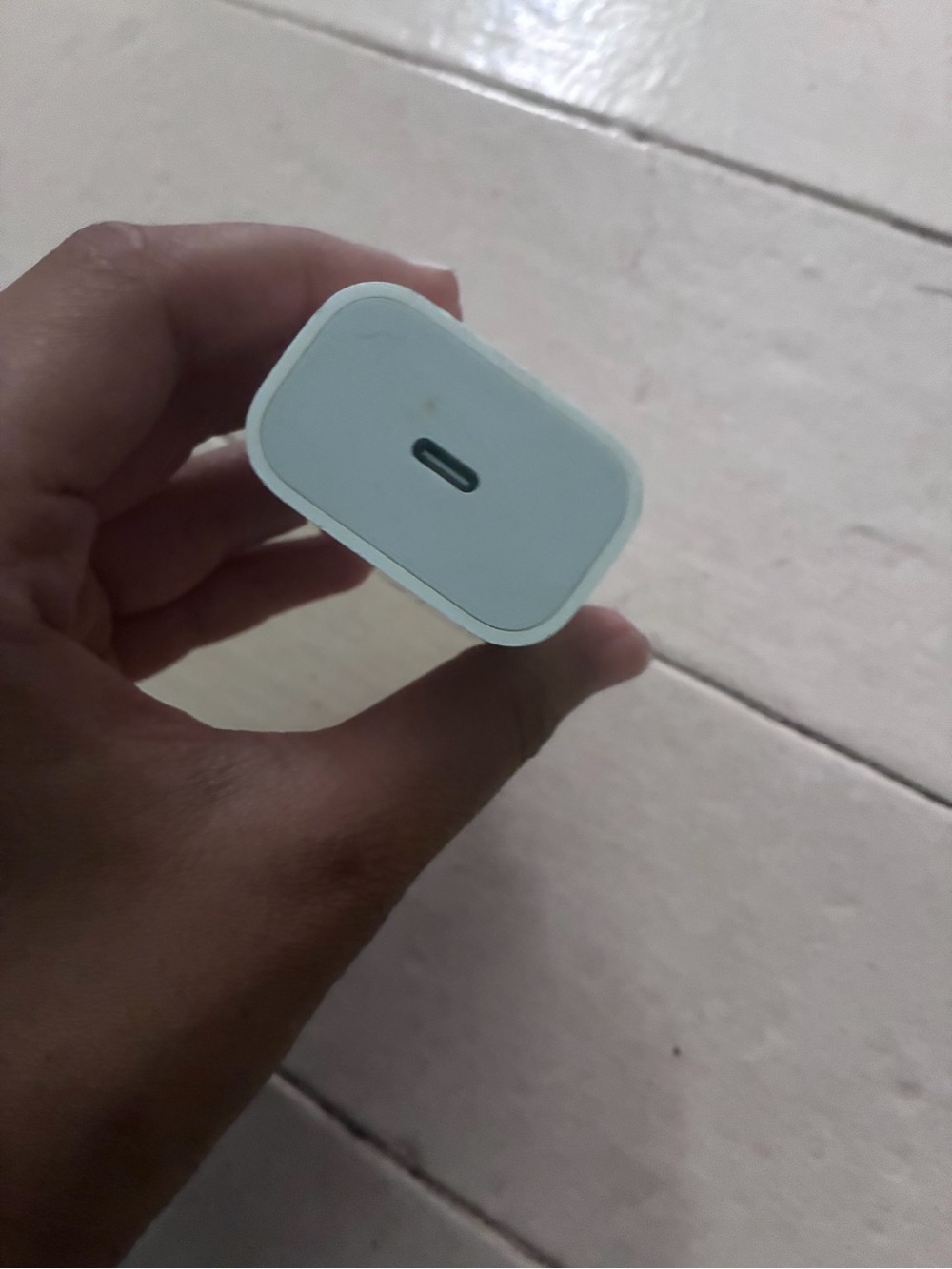 Apple 20W USB-C Power Adapter - Picture 3 of 4